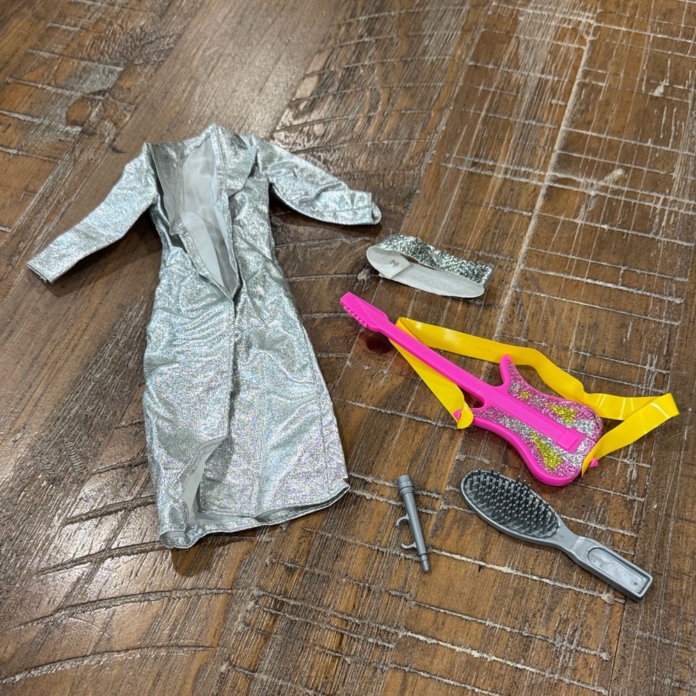Barbie and the rockers‎ 1980s partial Silver Doll Outfit with Accessories